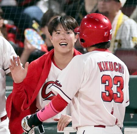 ５回、生還した菊池を迎える森下（撮影・田中太一）