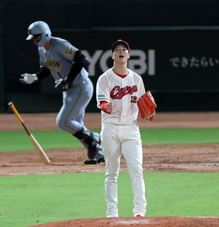 ８回、森下を右飛に打ち取りガッツポーズを見せる森下（撮影・山口登）