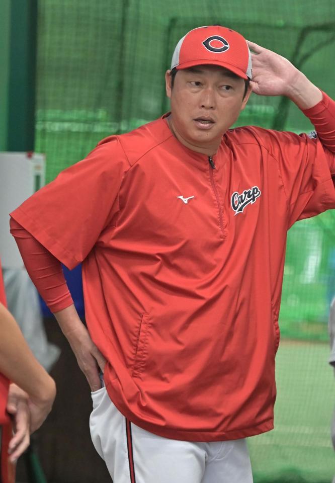 雨のため室内練習場に姿を見せた新井監督（撮影・持木克友）