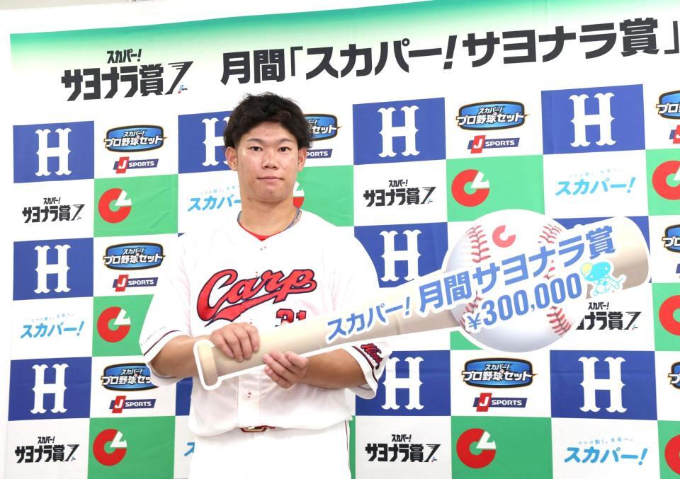 ７月度「スカパー！サヨナラ賞」を受賞した坂倉（撮影・北村雅宏）