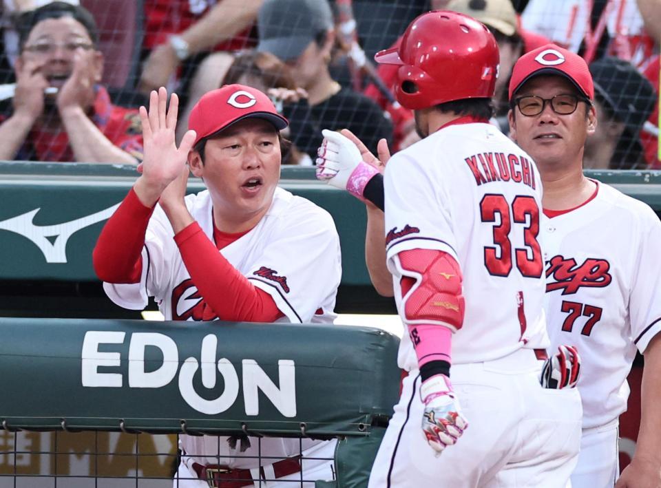 ３回、ソロを放った菊池を迎える新井監督と藤井ヘッドコーチ（撮影・田中太一）
