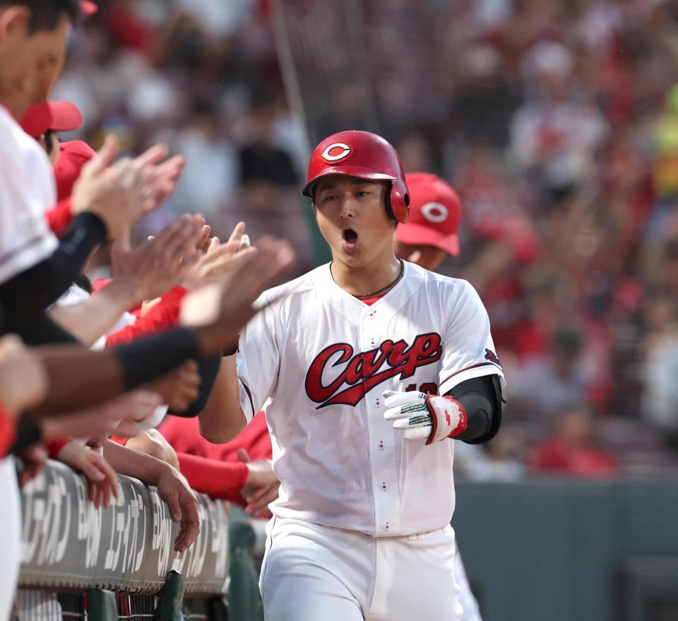 ４回、ソロを放ち、ナインとタッチを交わす佐々木（撮影・北村雅宏）