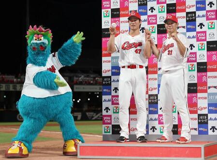 お立ち台でポーズをとる（右から）坂倉、斉藤優、スラィリー（撮影・北村雅宏）