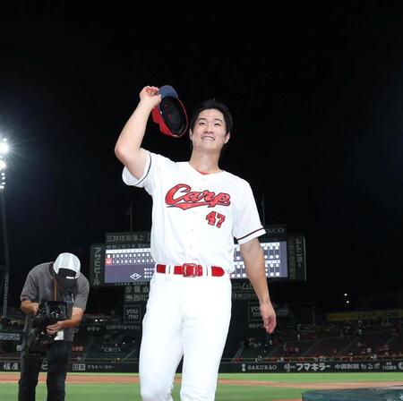 本拠地初勝利を挙げ、ファンの声援に応える斉藤優（撮影・北村雅宏）