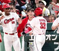 ５回、生還した菊池（３３）を笑顔で迎える森下（撮影・田中太一）