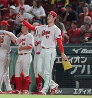 ５回を投げ終え、ナインを迎える斉藤優（撮影・西田忠信）