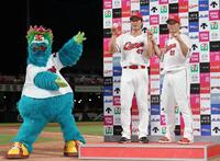 お立ち台でポーズをとる（右から）坂倉、斉藤優、スラィリー（撮影・北村雅宏）