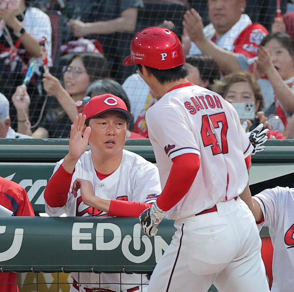 ３回、モンテロの二ゴロの間に生還した斉藤（右）を迎える新井監督（撮影・西田忠信）