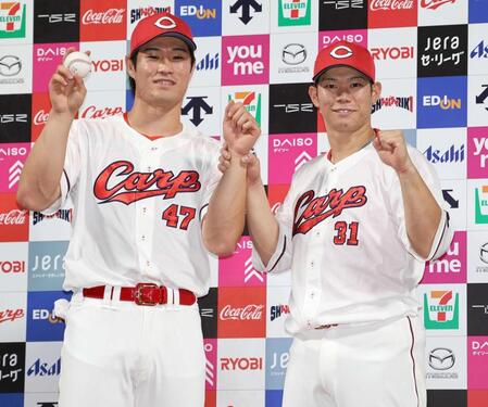 坂倉（右）とお立ち台で笑顔を見せる斉藤優（撮影・北村雅宏）