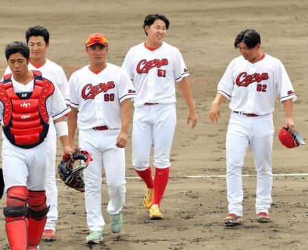 勝利後に笑顔を見せる平川（右から２人目）＝撮影・畠山賢大