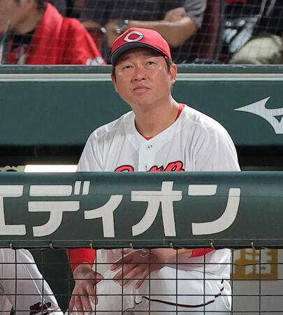 ７回、ベンチで厳しい表情の新井監督（撮影・西田忠信）