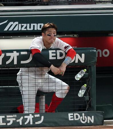 ９回、小園は代打を送られベンチで厳しい表情を見せる（撮影・山口登）