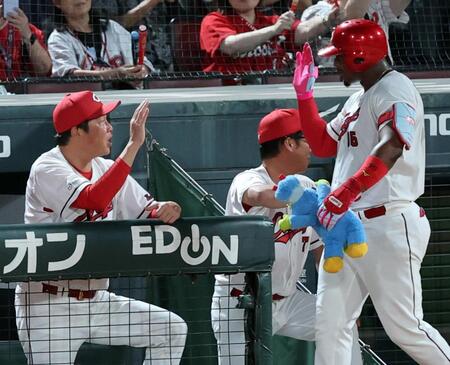 ５回、新井監督はソロを放ったモンテロを迎える（撮影・山口登）