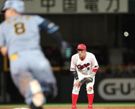 ９回、一塁へ悪送球し、膝に手をやる小園。左は走者・佐藤輝（撮影・北村雅宏）