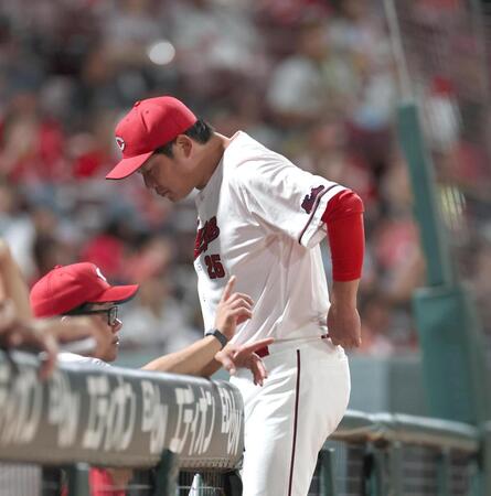 ７回途中、選手交代を告げてベンチに戻る新井監督（撮影・北村雅宏）