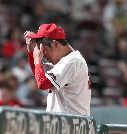 ８回を終え、選手交代を告げた新井監督はベンチに戻る（撮影・北村雅宏）