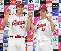 坂倉（右）とお立ち台で笑顔を見せる斉藤優（撮影・北村雅宏）