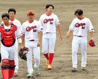 勝利後に笑顔を見せる平川（右から２人目）＝撮影・畠山賢大