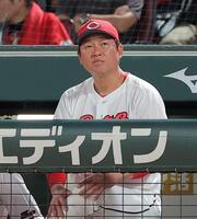 ７回、ベンチで厳しい表情の新井監督（撮影・西田忠信）