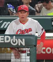 ９回に追加点を許し、厳しい表情の新井監督（撮影・西田忠信）
