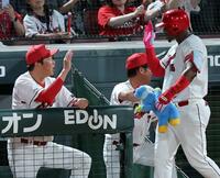 ５回、新井監督はソロを放ったモンテロを迎える（撮影・山口登）