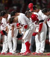 阪神に敗れ、ファンに頭を下げる小園（中央）＝撮影・北村雅宏