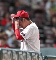 ８回を終え、選手交代を告げた新井監督はベンチに戻る（撮影・北村雅宏）