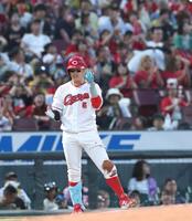 ３回、三塁打を放ちポーズをとる小園（撮影・北村雅宏）