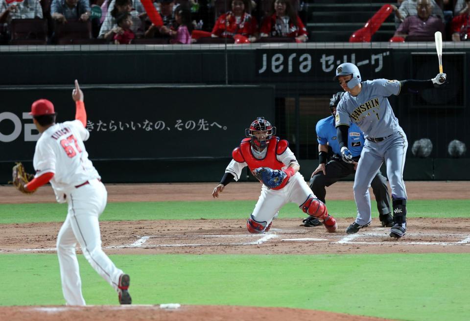 ７回、森下は空振り三振に倒れる（投手・菊地ハルン、捕手・石原）＝撮影・山口登