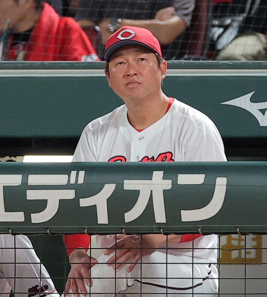 ７回、ベンチで厳しい表情の新井監督（撮影・西田忠信）
