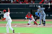 ７回、森下は空振り三振に倒れる（投手・菊地）＝撮影・山口登