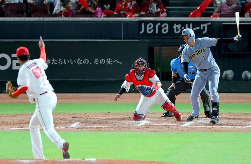 ７回、森下は空振り三振に倒れる（投手・菊地）＝撮影・山口登