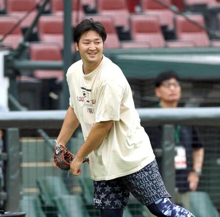 キャッチボールで調整する床田（撮影・北村雅宏）