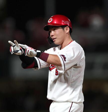 ７回、勝ち越しとなる２点適時打を放ち、ポーズをとる持丸（撮影・北村雅宏）