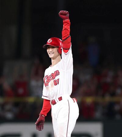 ７回、２点適時二塁打を放ち、拳を上げる辰見（撮影・北村雅宏）