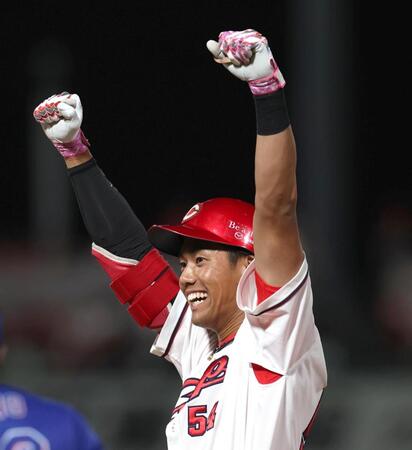 ８回、プロ初安打となる右前打を放ち、拳を突き上げる西川（撮影・北村雅宏）