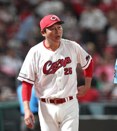 ５回を終え、選手交代を告げる新井監督（撮影・北村雅宏）