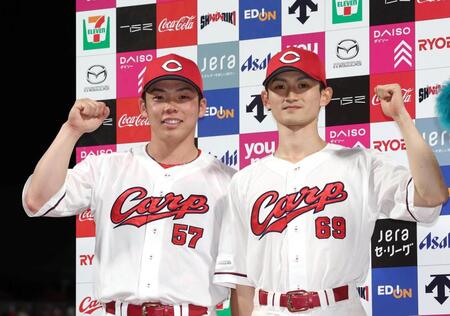 お立ち台でポーズをとる広島・持丸泰輝と広島・辰見鴻之介（右）＝マツダ（撮影・北村雅宏）