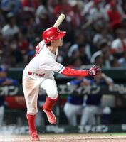 ７回、２点適時二塁打を放つ辰見（撮影・北村雅宏）