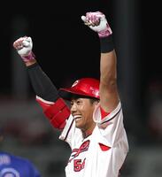 ８回、プロ初安打となる右前打を放ち、拳を突き上げる西川（撮影・北村雅宏）