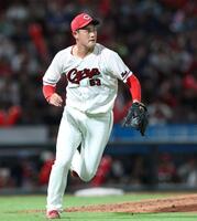 ７回、ボスラーの放ったゴロの一塁ベースカバーに走る岡本（撮影・北村雅宏）