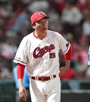 ５回を終え、選手交代を告げる新井監督（撮影・北村雅宏）