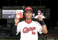 プロ初安打を放った西川はポーズを決める（撮影・北村雅宏）