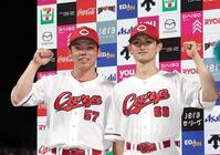 お立ち台でポーズをとる広島・持丸泰輝と広島・辰見鴻之介（右）＝マツダ（撮影・北村雅宏）