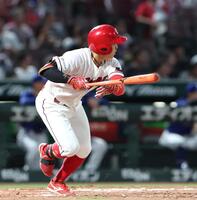 ４回広島２死、左前打を放つ広島・勝田成＝マツダ（撮影・北村雅宏）