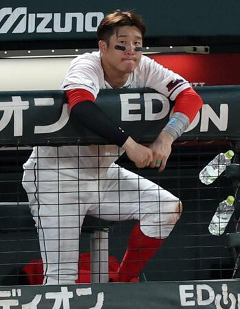 １６日、９回に代打を送られベンチで厳しい表情を見せる小園