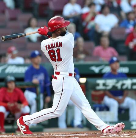 １回、逆転となる２ランを放つファビアン（撮影・北村雅宏）