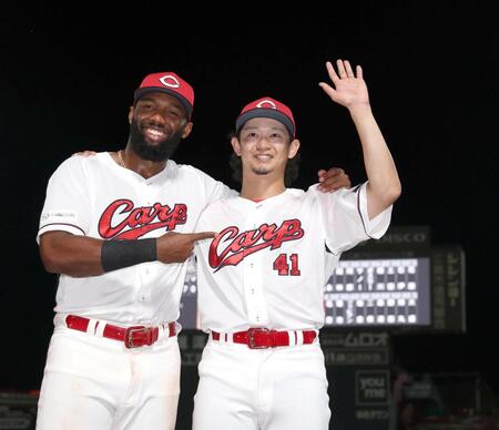 今季初勝利し、ファビアンと写真に納まる鈴木（右）＝撮影・北村雅宏