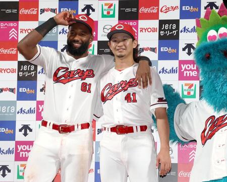 お立ち台で笑顔を見せるファビアン（左）と鈴木（撮影・北村雅宏）
