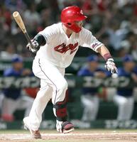 ７回、逆転２点打を放つ持丸（撮影・北村雅宏）